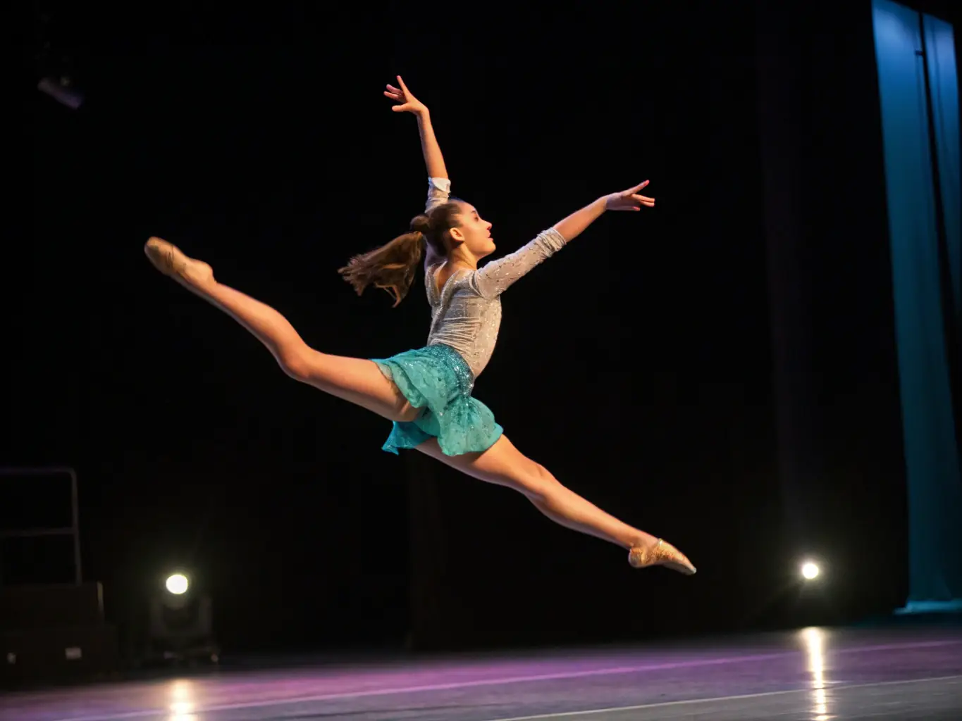 A dynamic image of a solo dancer gracefully moving across the stage, expressing emotion through movement and captivating the audience with their artistry at the TOUT SEUL DEVANT TOUT LE MONDE event.